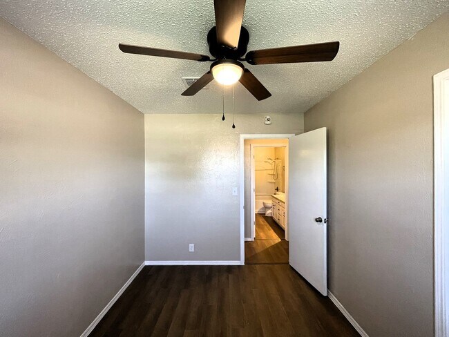 Building Photo - 3 Bedroom Home In Mustang School District!
