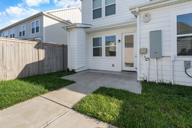 Building Photo - 235 Southmen Ln