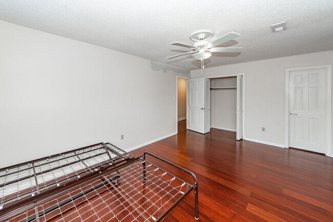 Building Photo - 4 Bedroom 2.5 Bath House in Montclair - We...
