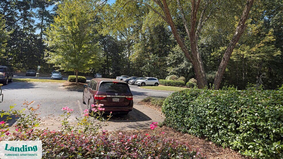 Building Photo - 2085 Roswell Rd