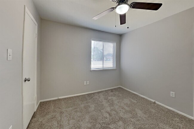 Building Photo - 22702 Market Square Ln