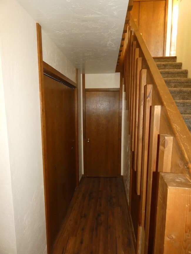 Building Photo - 1627 E 5th St