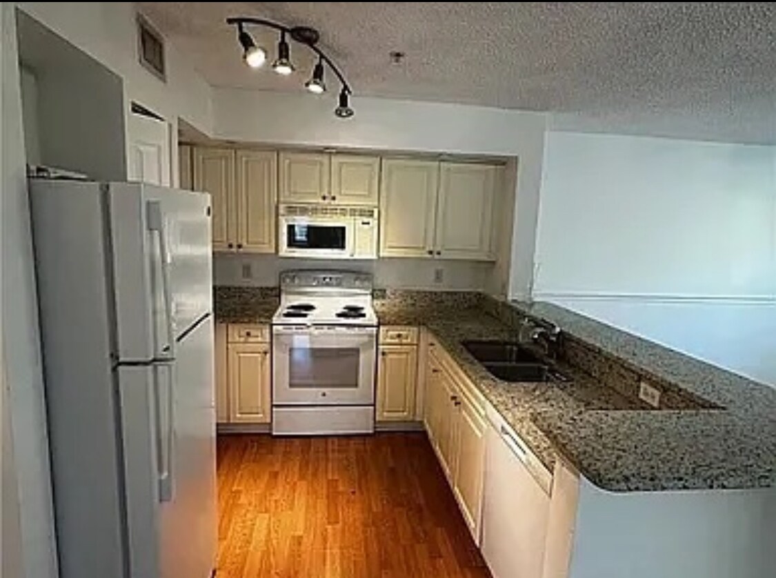 Building Photo - 1270 Wildwood Lakes Blvd