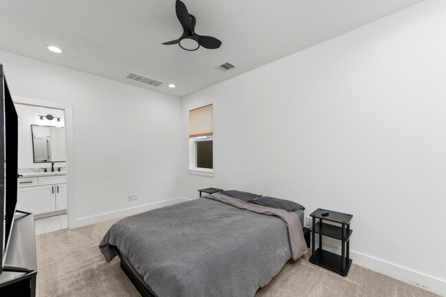 Building Photo - 3030 Live Oak St