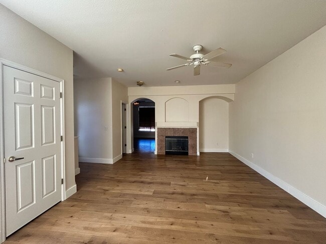 Building Photo - 2BR End Unit Townhome in Rock Creek