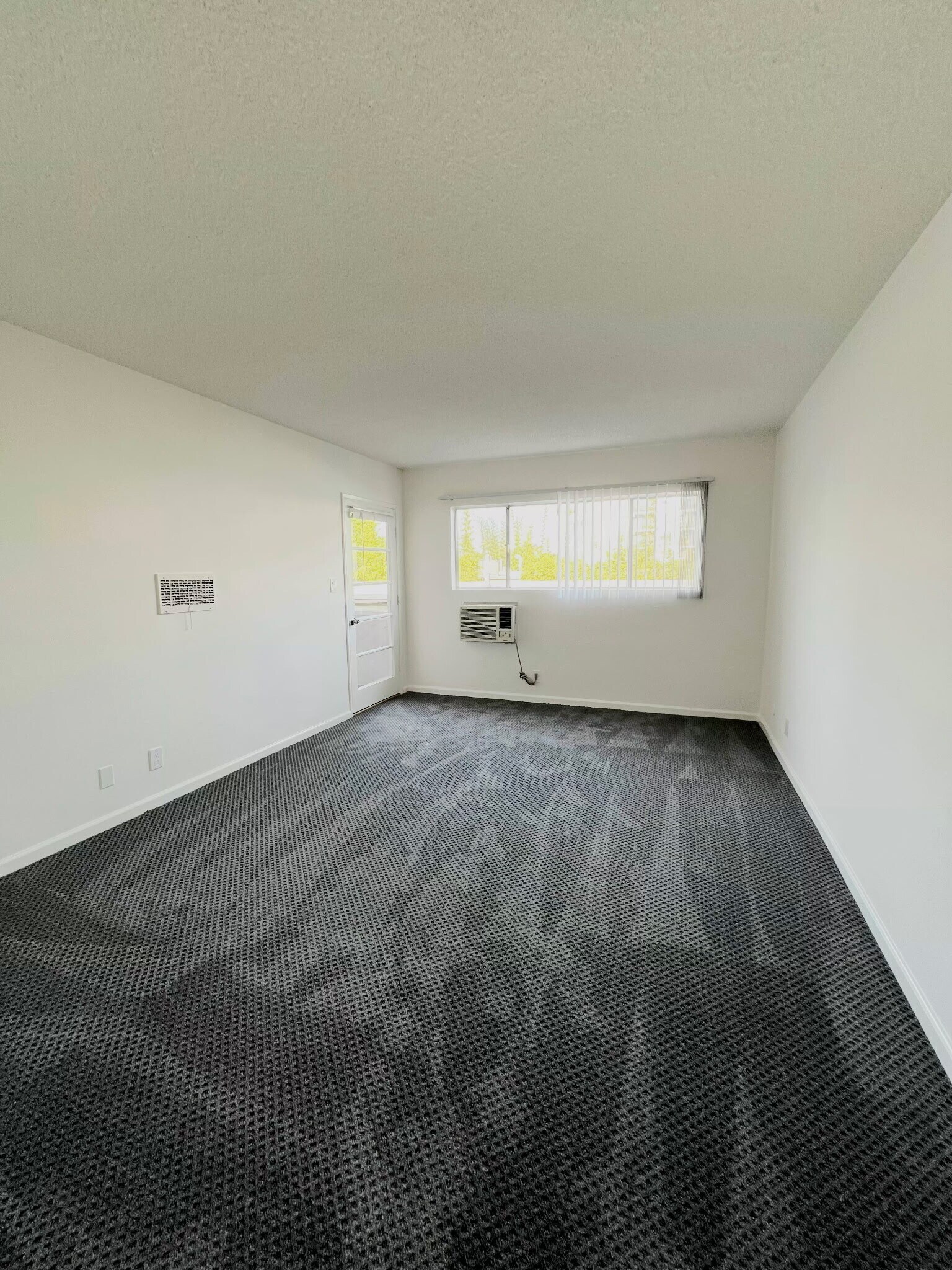 Building Photo - 10527 Palms Blvd