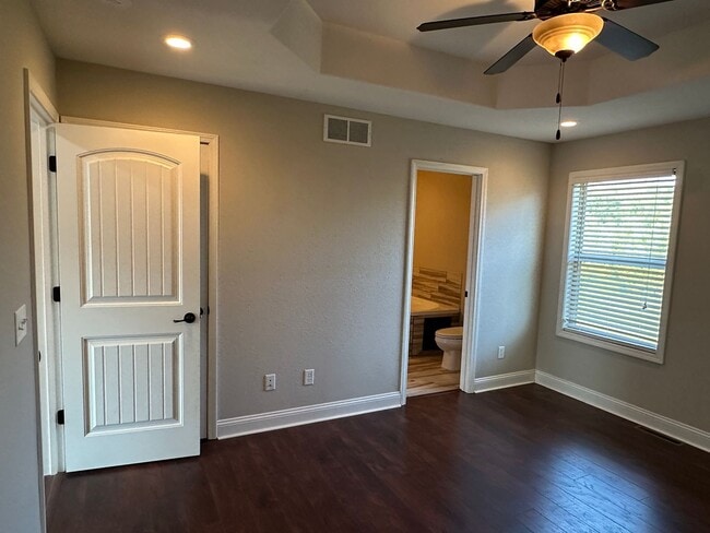 Building Photo - 4 Bedroom 3 Bath 2 Stall Garage in Waynesville - Available with 30 day notice