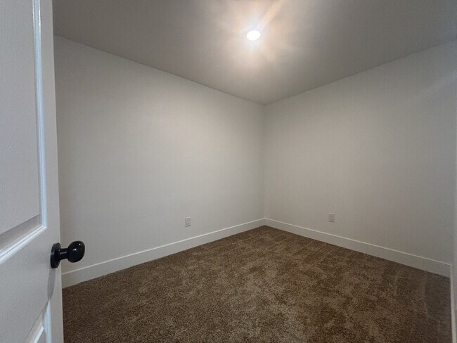 Building Photo - Fully remodeled and spacious 2 bed/2 bath with a den available- Las Vegas