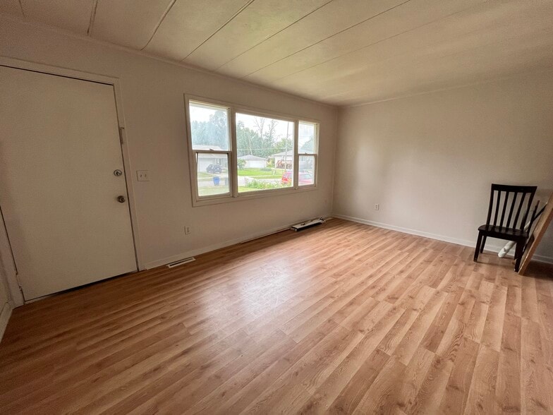 Building Photo - 464 E Hillside Ave