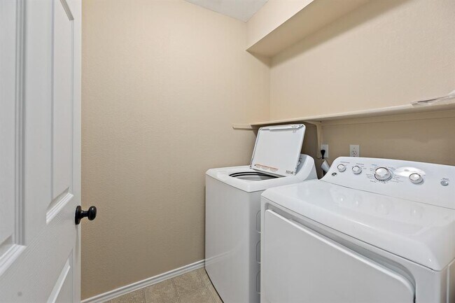 Building Photo - 1208 Lochaline Loop