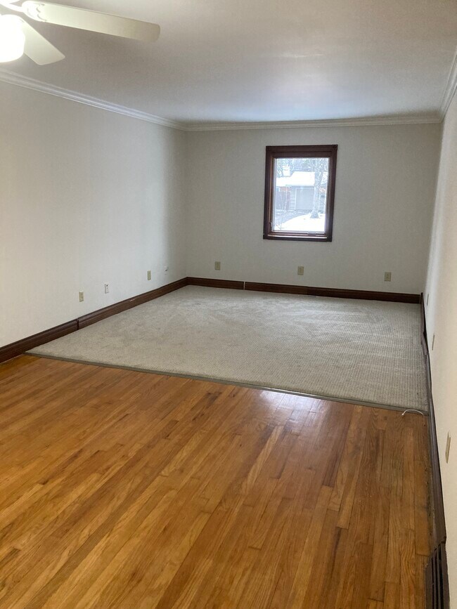 Building Photo - 2401 Bristol Rd