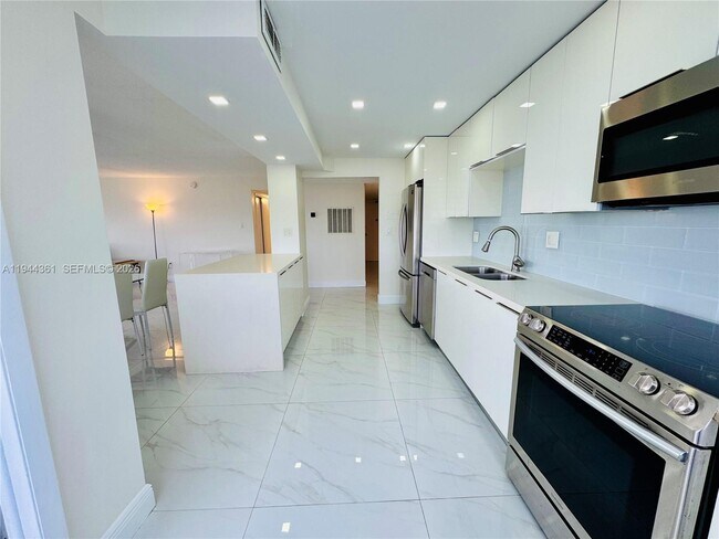 Building Photo - 18041 Biscayne Blvd