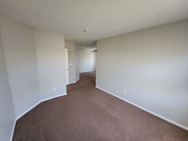 Building Photo - Gorgeous 3Bed/2.5 Bath home- located in N. Summerlin gated Community