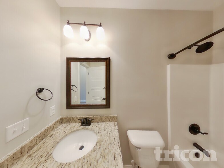 Building Photo - 1008 Azalea Ct