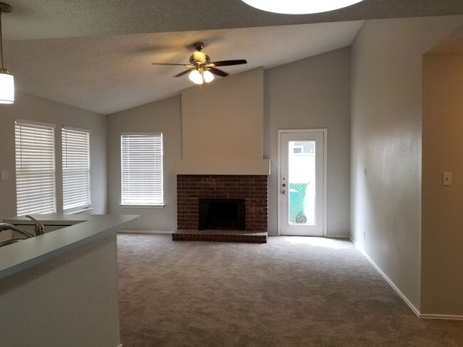 Building Photo - 9209-9209 Shadow Crest Dr
