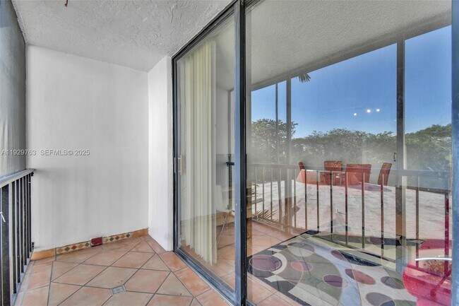 Building Photo - 9682 Fontainebleau Blvd