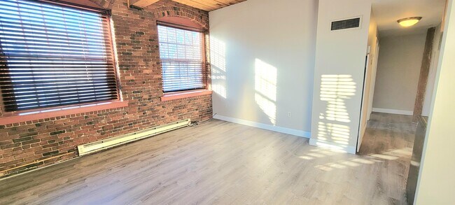 Building Photo - 2 Manchester St