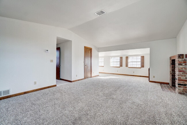 Building Photo - Beautiful 2 bed Ranch style home on 5 acres!