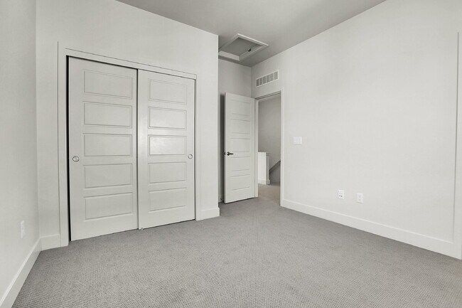 Building Photo - $2,500 - 2 Bed, 2 Full Bath Townhome In Broomfield with Central AC and In Unit Laundry!