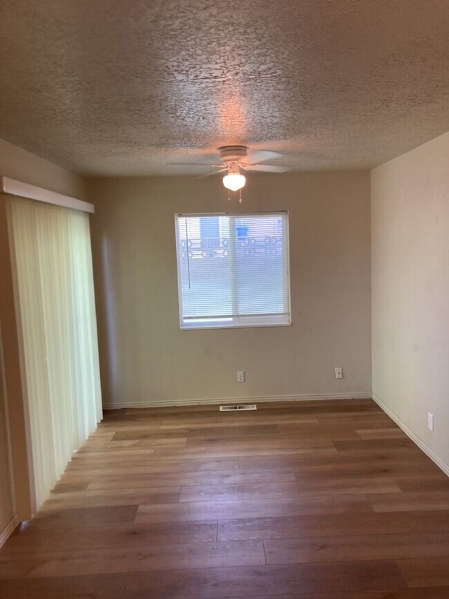 Building Photo - 3 bed, 1.5 bathroom - Two Story Twin Home