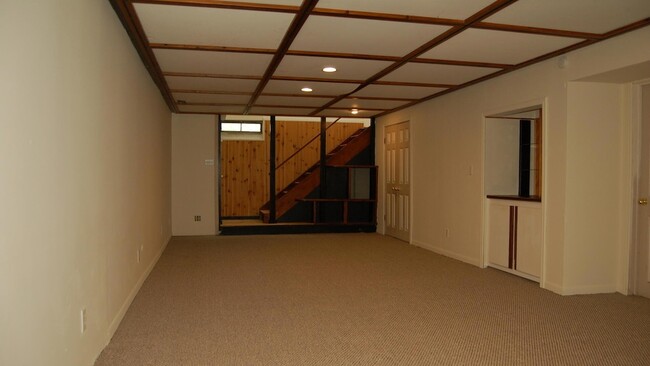 Building Photo - 924 N Maple Rd