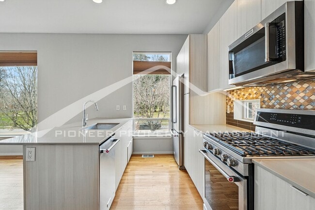 Building Photo - Spacious Home with Washer/Dryer and Mountain Views