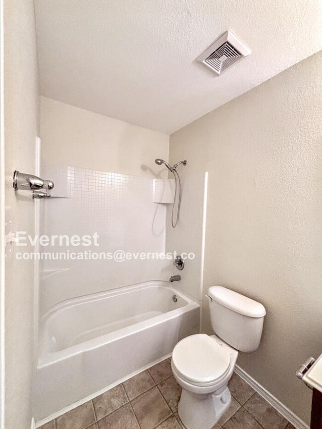 Building Photo - 122 Golden Oak Dr