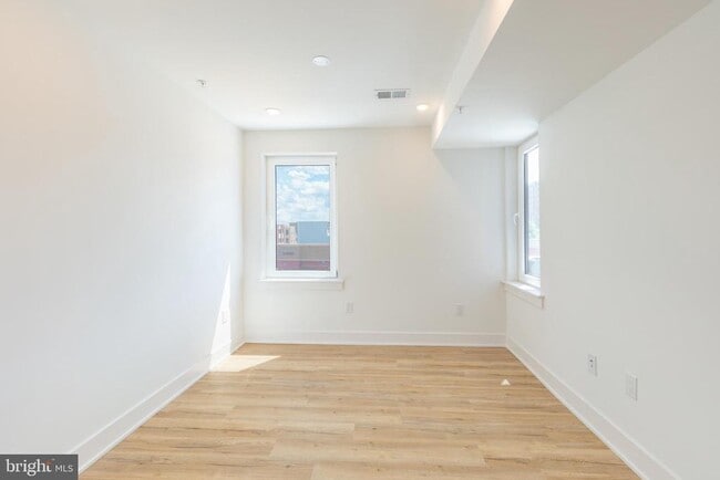 Building Photo - 629 W Girard Ave