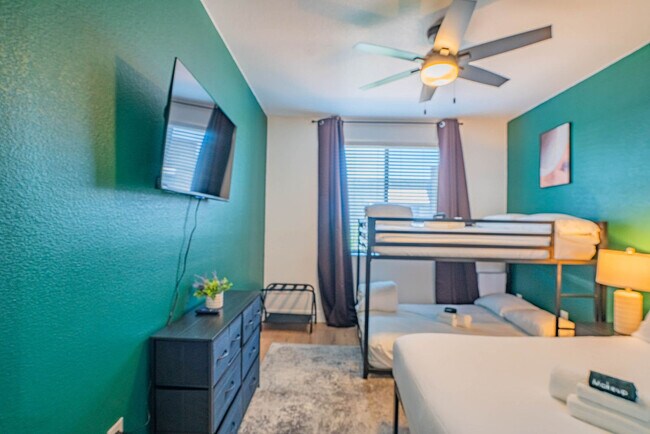 Building Photo - 6610 N 93rd Ave