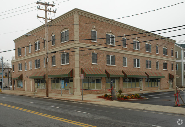 Building Photo - Oak Street Plaza