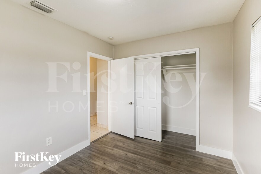 Building Photo - 18000 NW 6th Ct