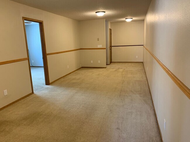 Building Photo - 4 Bed, 2 Bath Twinhome in South Fargo!