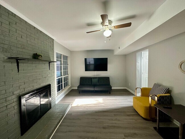 Building Photo - 9501 Pondside Ln