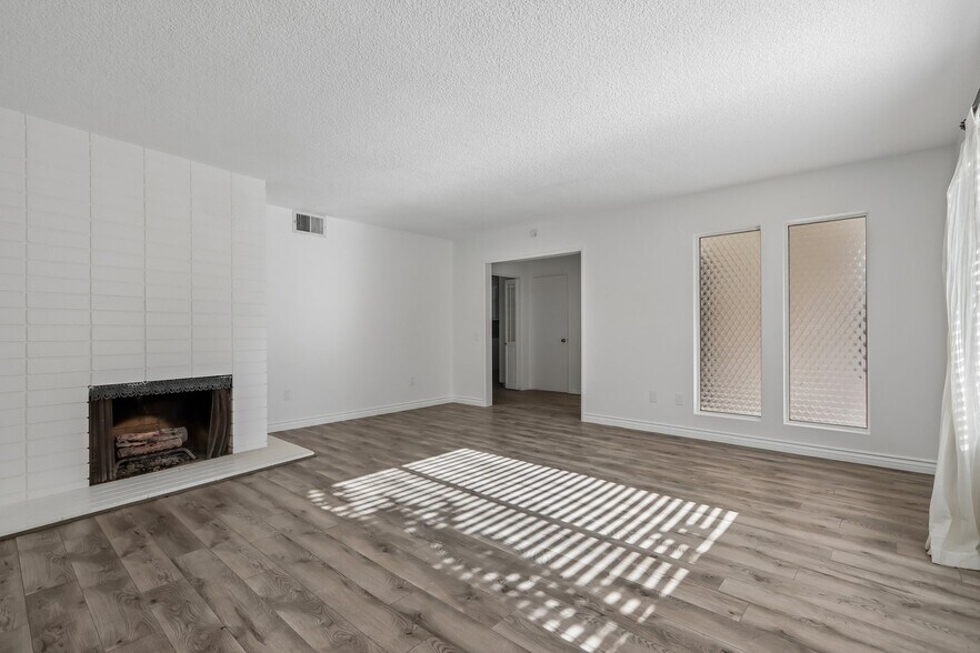 Building Photo - 1184 Lyndhurst Dr