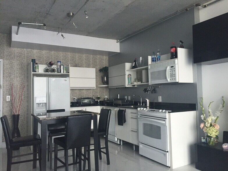 Building Photo - 690 SW 1st Ave