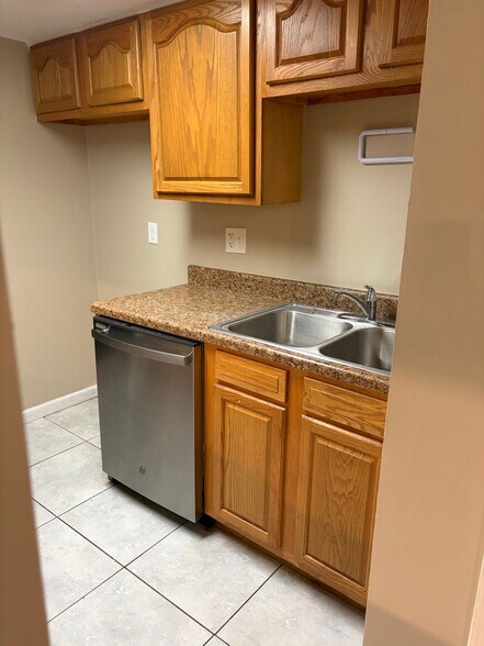 Building Photo - 708 Vouray Dr