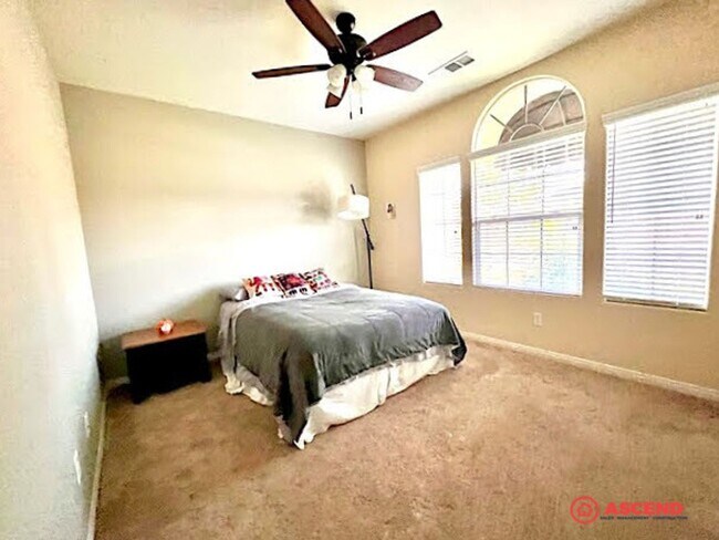 Building Photo - Beautiful Home in the Northwest!