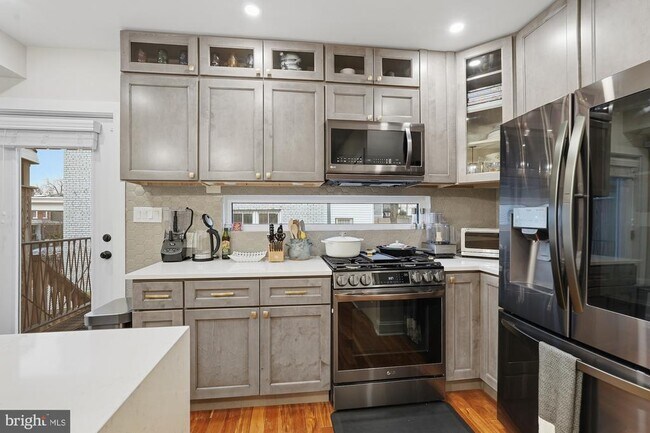 Building Photo - 331 W St NE