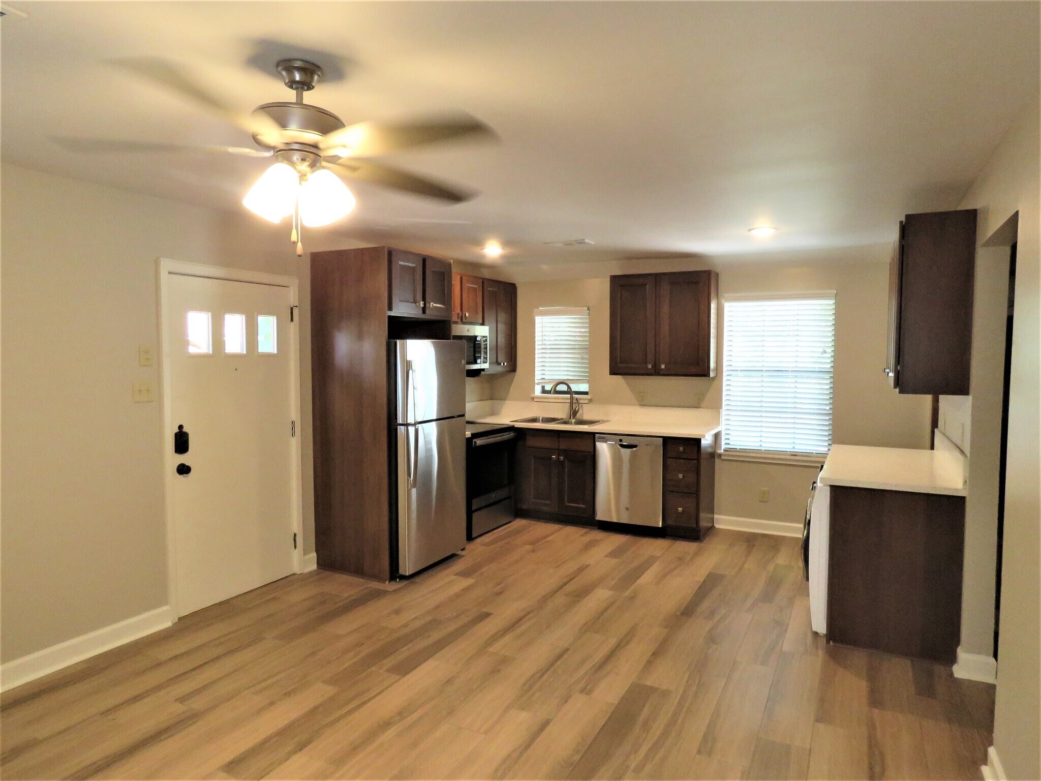 Building Photo - 509 E 7th St