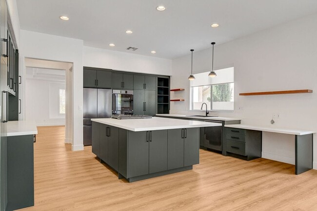 Building Photo - Popular Seven Hills Area, 1-Story, Complet...