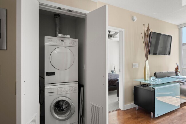 Building Photo - West Facing Downtown Condo for Rent!