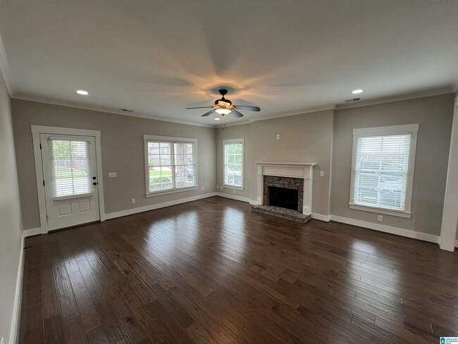 Building Photo - 5849 Longview Ln