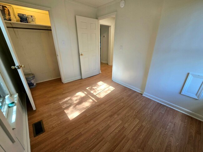 Building Photo - Cozy Lenoir 2/1 Bungalow with Fenced Yard on Cul-de-Sac