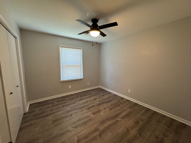 Building Photo - Beautifully Renovated 3 Bedrom