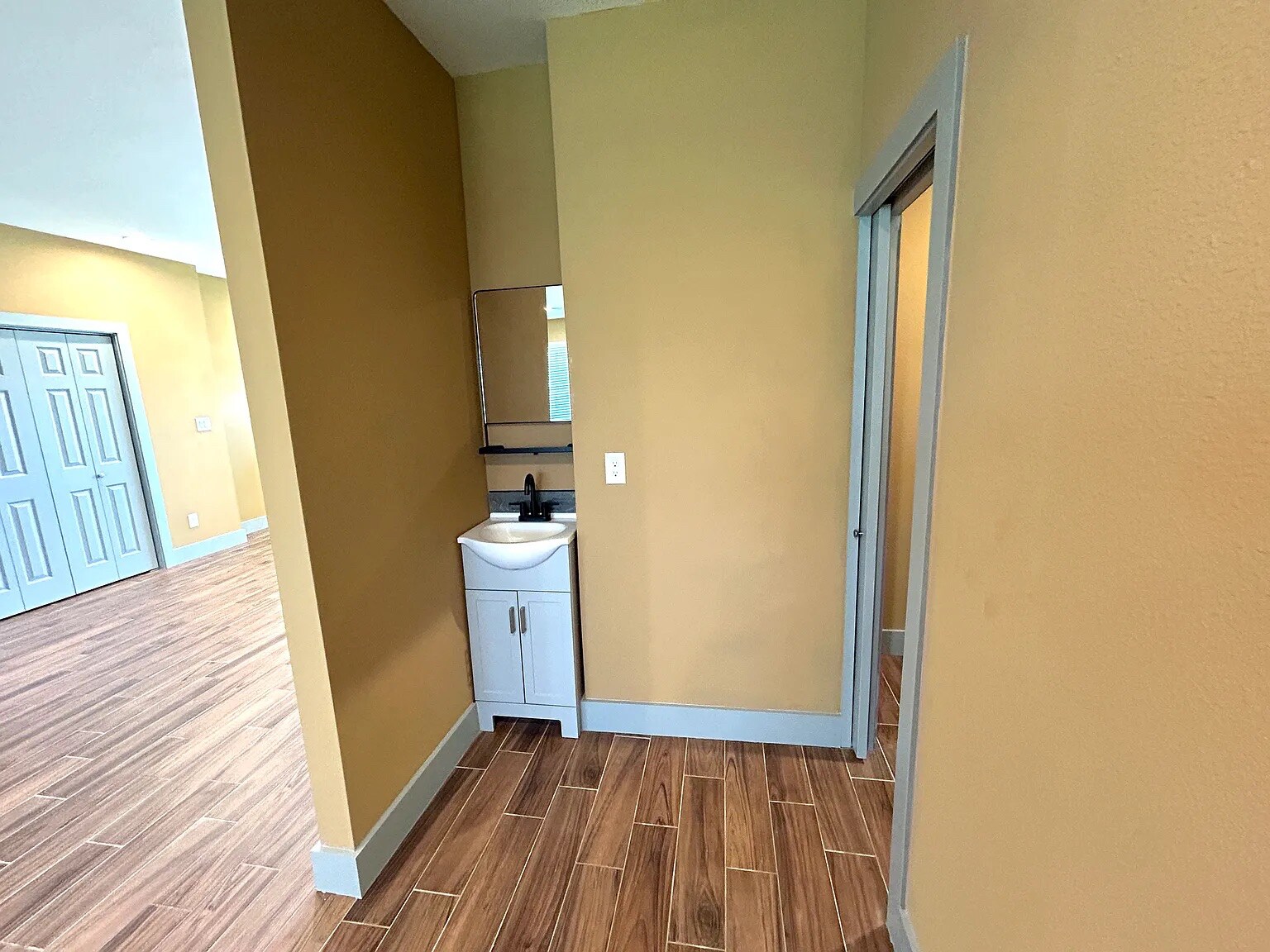 Building Photo - Room in Duplex on N Shore Dr