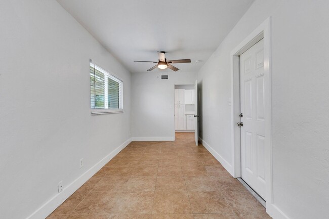 Building Photo - Modern Sarasota 3 Bedroom Home With Separa...