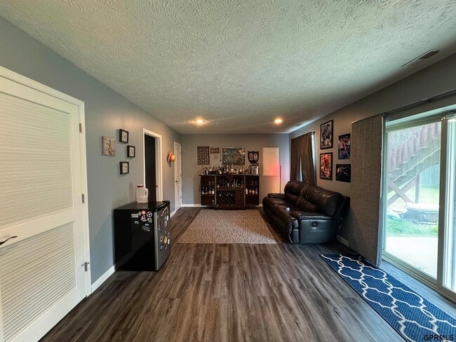 Building Photo - 2109 Oriole Dr