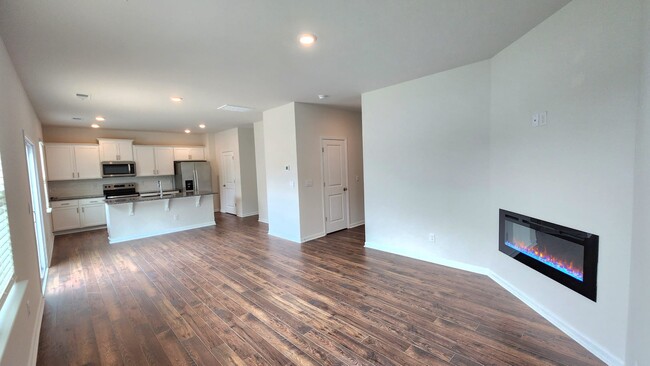 Building Photo - 560 Country Oak Dr