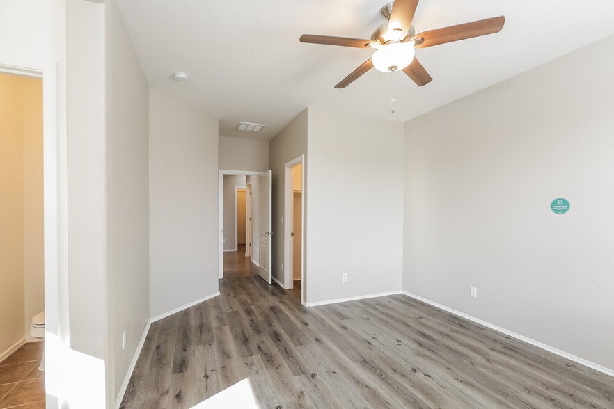 Building Photo - 819 S 176th Ln