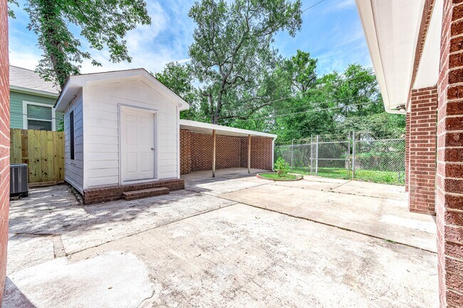 Building Photo - 8903 Sultan Dr